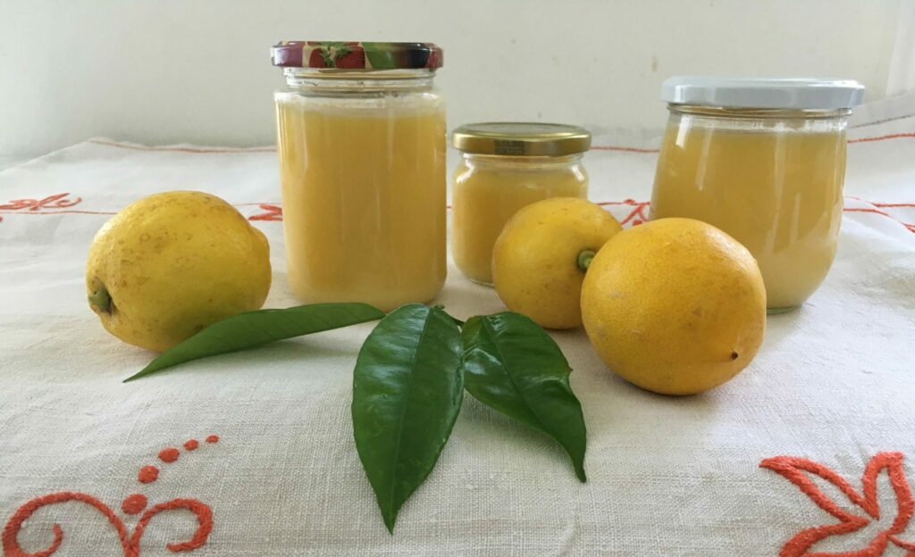 Kochen und Backen mit Zitrusfrüchten ist ziemlich in. Hochwissenschaftliche Versuchsreihen für das beste Orangenmarmeladerezept beschäftigen Hobbyköche genauso, wie das köstlichste Zitronenhuhn oder die ultimative Zestenreibe.